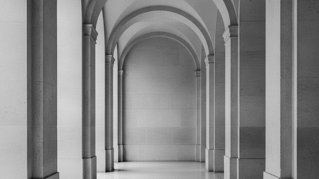 Trois arches identiques dans un passage haussmannien parisien alignées en perspective, trois voies d'acquisition d'une œuvre